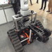 無線が届かない場所で活躍する無人車両ロボット。いわゆる災害対応ロボットという位置づけだ（日立製作所）