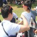 イベント参加者たちは、無料配布されていたタトゥーシールを腕や顔などに貼っていた