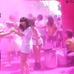 ピンクのカラーパウダーを浴びている参加者たち