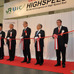 東京でUIC（国際鉄道連合）の世界高速鉄道会議が開幕。テープカットをするUICのヤクーニン会長（左から2番目）ら