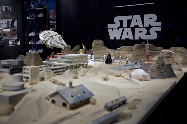 アディダス、購入者のフィギュアをスター・ウォーズキャラと
