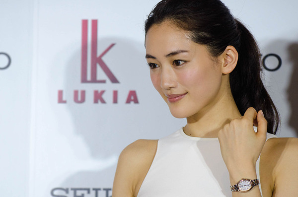 綾瀬はるか「クールで可憐でゴージャス」なコラボ腕時計、セイコーから  