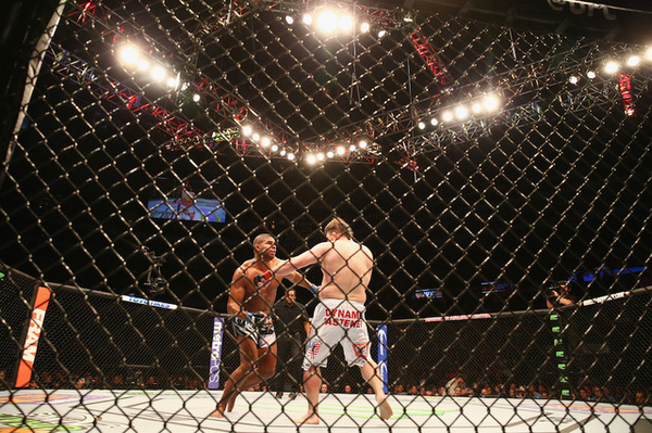 UFC197でジョーンズが復帰戦勝利、暫定王座も「本物じゃない」 CYCLE やわらかスポーツ情報サイト