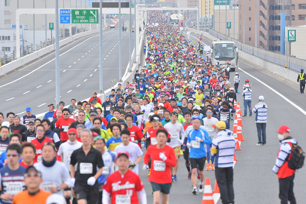 横浜マラソン2017 完走メダル 横浜マラソン 2017 横浜マラソン2017」が10/29開催…ランナーを3,000人増 | CYCLE