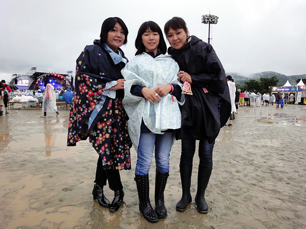 夏フェス後半戦、山中湖ラブシャの“フェス服”をチェック〈大雨編