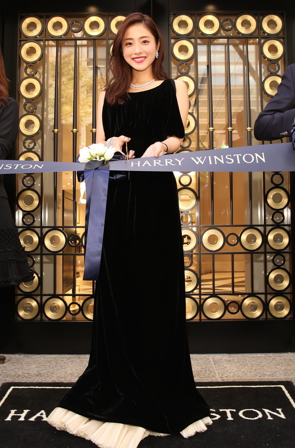 石原さとみ 1億9000万円のジュエリーに 身が引き締まる ハリー ウィンストン名古屋店がリニューアルオープン 14枚目の写真 画像 Cycle やわらかスポーツ情報サイト