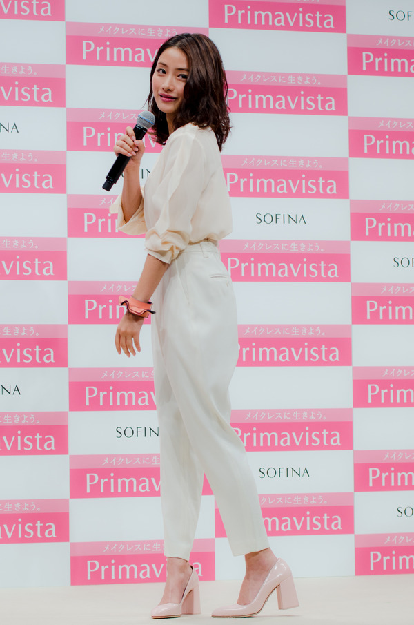 ソフィラ☆新品☆石原さとみ着用ブランド☆ボリューム袖Vネックブラウス フリーサイズ 日本製 11，880円の品 プリヴィスタ石原さとみ出演。ブランド誕生10周年を記念した