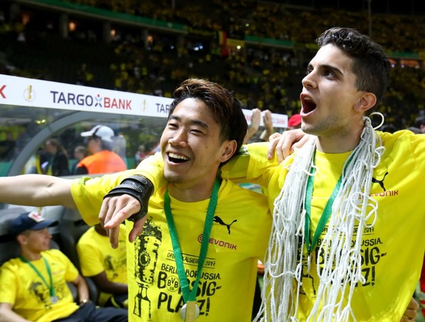 香川真司、ドイツ杯優勝の喜び…ファンと一緒に「カップを高くかかげ