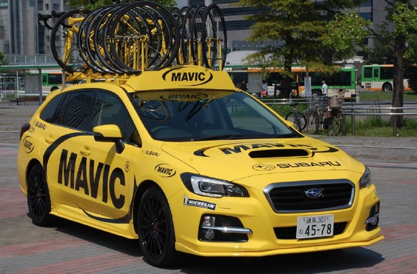 黄色いマビックカーがスバルの新型「 レヴォーグ」を採用して再登場 2枚目の写真・画像 | CYCLE やわらかスポーツ情報サイト