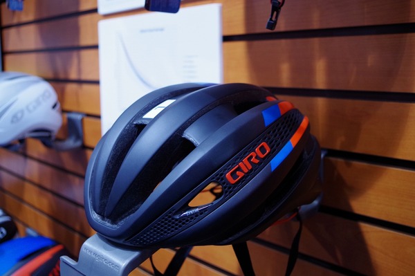 【サイクルモード14】TTヘルメットに匹敵する空力性能と、ロードヘルメットの軽さと快適性を併せ持つジロ「シンセ」 | CYCLE やわらか