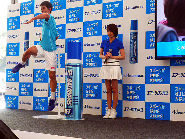 錦織圭の等身大3dフィギュア登場 エアーサロンパス 新cm発表会 小林麻耶がテニスウェアを披露 18枚目の写真 画像 Cycle やわらかスポーツ情報サイト