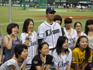 【プロ野球】西武ライオンズ、カロリーオフセット参画…十亀投手とヨガ体験女性が交流 画像