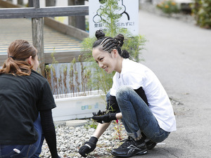 中島美嘉、福島の仮設住宅ボランティアに参加 画像
