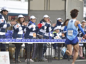 【横浜マラソン】帆船日本丸に給水所が出現！ 横浜マラソン名物「給水パフォーマンス」実施 画像