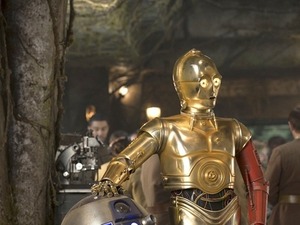 「スター・ウォーズ」最新写真解禁…左腕が赤いC-3PO 画像