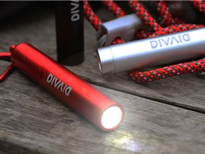LEDライト内蔵スマートフォン充電器「DIVAID 防水バッテリー」 画像
