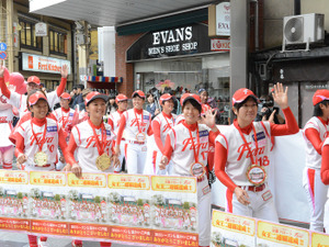 女子プロ野球優勝の京都フローラ、2連覇記念パレード…京都市内を練り歩き 画像