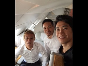 長友佑都、本田圭佑、香川真司のスリーショット…「イタリアへ帰ります！」 画像
