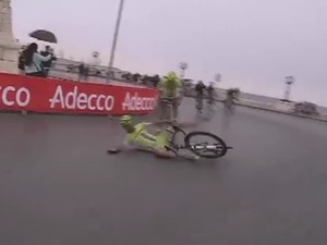 【ジロ・デ・イタリア14】大規模落車が発生、スリッピーなステージ4 画像