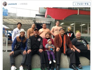 川崎フロンターレ・大久保嘉人、幼稚園でプロレスラー武藤敬司と錦戸親方に会う 画像