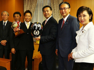 全日本ロードJSB1000クラス4連覇の中須賀選手、馳文部科学大臣を表敬訪問 画像
