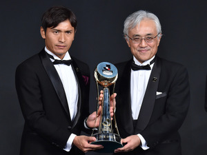 JリーグMVPのサンフレッチェ広島・青山敏弘、洋服の青山から祝福 画像