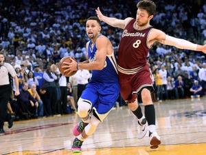 ウォリアーズが守り勝ち、キャバリアーズの連勝は6でストップ NBA 画像