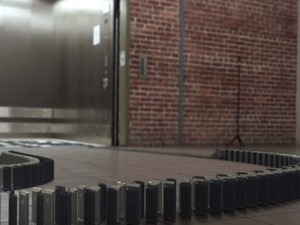 【動画】10,000台のiPhoneでドミノ!! ラストの神展開を見逃すな!! 画像