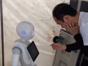 【悲報】Pepperくん、トレンディエンジェル斎藤さんがハゲすぎて認識できず 画像