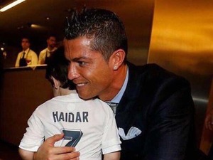 テロで両親を失った少年、憧れのC・ロナウドと対面し泣きじゃくる…SNSが起こした奇跡 画像