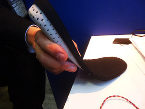 バッテリーレス、走って歩いて発電するインソールの将来【ウェアラブルEXPO16】 画像