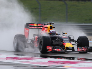 F1、ピレリがウエットタイヤをテスト 画像