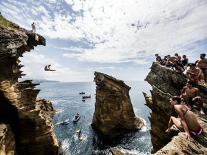 ハイダイビング世界大会、レッドブルが日本初開催…最高28メートルからダイブ 画像