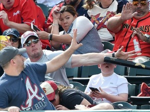 携帯ゲームに夢中で危機に陥った息子を救ったのは、父の尋常じゃない反射神経だった 画像