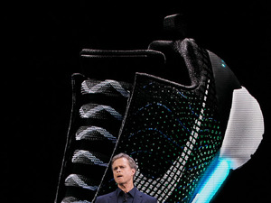 ナイキ、自動で靴ひもを結ぶ「ハイパーアダプト 1.0」発表…新しい時代へ 画像