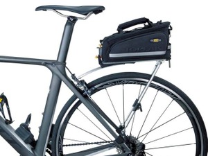 ロードバイクの後部に取り付けられるトピークの荷台 画像