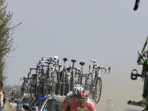 フランスの未舗装路で岡崎和也が激走 画像