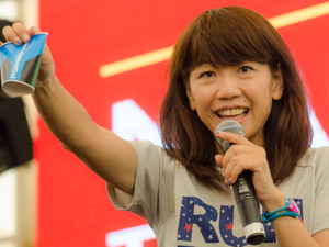 高橋尚子、マラソンの給水地点「紙コップは取ったらつぶしてフタをする」 画像