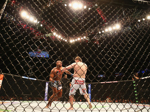 UFC197でジョーンズが復帰戦勝利、暫定王座も「本物じゃない」 画像