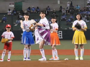 私立恵比寿中学の真山りか、笑顔一転、真剣勝負の投球！ 画像