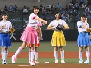 私立恵比寿中学の星名美怜、手首のスナップが効いた柔らかな投球！ 画像