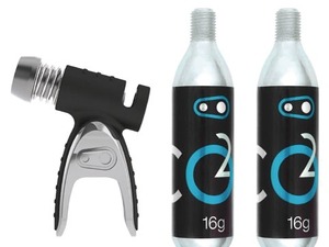 レース中のパンク時は一瞬で空気を充填できるカートリッジタイプが便利 画像