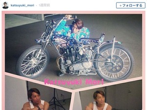 森且行、バイクと一緒に撮影中の写真を投稿…ファン「胸キュンです」 画像