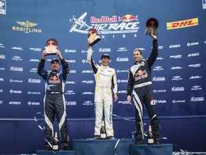室屋義秀がレッドブル・エアレースで日本勢として初優勝 画像