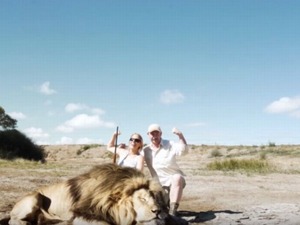 射殺したライオンと記念撮影…背後には仲間のライオンが！ 画像