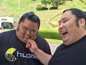 力士・千代丸に餌付け 画像