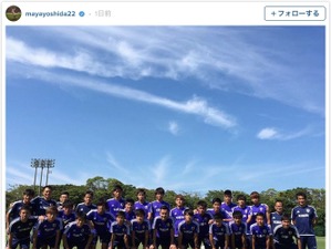 吉田麻也、サッカーU-19日本代表とトレーニング「なんか変なの混ざってる」 画像