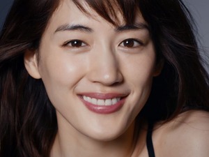 綾瀬はるか、新CMで大人の魅力…オールブラックの衣装で登場 SK-II 画像