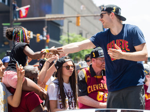 キャバリアーズのNBA制覇、クリーブランドの歴史を変えた意味 画像