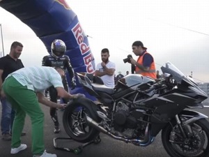 カワサキ「Ninja H2R」わずか26秒で時速400キロを達成し、世界記録樹立 画像